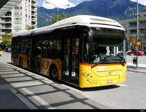 Postauto - Volvo Hybrid 7900 GR  7288 unterwegs in Landquart vor dem Bahnhof am 19.09.2018