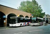 Lengacher, M�nsingen Nr. 8/BE 416'538 MAN + Nr. 7/BE 556'335 MAN/G�ppel (ex AFA Adelboden Nr. 55) am 11. Oktober 2008 M�nsingen, Bahnhof (beide Fahrzeuge mit Werbung f�r  ProBon )