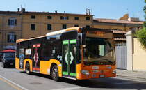 Mercedes-Benz Citaro II (EY472LG) unterwegs auf der Linie 4 in Richtung I Passi nahe der Haltestelle Del Parlascio bei den Nerobädern in Pisa, 06.09.2018.