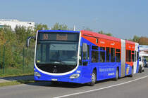 Mercedes Citaro 7053 mit einer Werbung für die Cornercard und British Airways, auf der Linie 50, hat die Haltestelle Euro Airport Cargo verlassen und fährt Richtung Basel. Die Aufnahme stammt vom 20.09.2018.