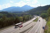 MAN Niederflurbus 3. Generation (Lion's City) von Postbus BD-15102 als Schienenersatzverkehr für die Brennerbahn auf der Brennerautobahn nähe des Bergisels. Aufgenommen 20.8.2018.