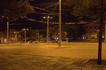 Für die Skoda Solaris Busse dient hier diese Wendeschleife am Masarykovo náměsti, wenn  in den Abend-und Nachtstunden die O-Busse inn verkürzter Linieführung verkehren.
Die Kategorie Fahrleitungstechnik oder ähnlich erscheint abgebracht, da  es in Städten mit mehreren O-Bus Linien interessante Fahrleitungsdetails zu sehen gibt.
21.09.2018 20:29 Uhr.  Jihlava