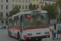 70 Jahre Obus in Jihlava, ein Skoda-Gelenkbus als Ausstellung, deutlich schief stehen  , da  der Masarykovo namesti ein deutliches Gefälle aufweist. 21.09.2018 18:31 Uhr, kurz vor Sonnenuntergang, der Himmel ist bewölkt,