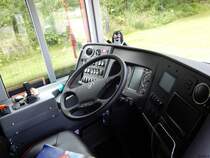 Fahrerarbeitsplatz des Van Hool TX17 von URB aus Deutschland in Sassnitz am 18.07.2017