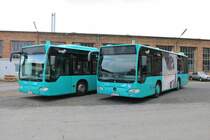 Zwei Sack Bus Mercedes Benz Citaro K am 03.10.18 in Offenbach auf einen öffentlichen Parkplatz 