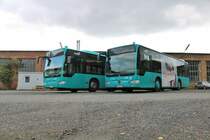 Zwei Sack Bus Mercedes Benz Citaro K am 03.10.18 in Offenbach auf einen öffentlichen Parkplatz 