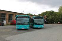 Zwei Sack Bus Mercedes Benz Citaro K am 03.10.18 in Offenbach auf einen öffentlichen Parkplatz 