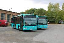 Zwei Sack Bus Mercedes Benz Citaro K am 03.10.18 in Offenbach auf einen öffentlichen Parkplatz 