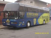 Der NEOPLAN-Bus vom Handballverein SV Post Schwerin kommt im Schienenersatzverkehr auf R�gen am 03.11.2008 zum Einsatz.Hier steht der Bus in der N�he vom Bahnhof in Bergen/R�gen.