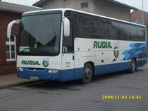 Auch am 03.11.2008 ist der Renault-Bus vom Bild 16547 weiter im Schienenersatzverkehr auf R�gen im Einsatz.Wenige Meter vom Bahnhof parkt der Bus in Bergen/R�gen.