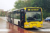 Regenbilder mag ich besonders gerne, da sie sehr gut die aktuelle Stimmung des Bildes wiedergeben. An der südlichen Endstelle der Linie 508,  Klinikum Bremerhaven  (ehemals Zentralkrankenhaus Reinkenheide) konnte ich den KOM 0324 mal nach einem Regenschauer ablichten.