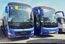 Zwei Marken, zwei Busse, aufgrund der gleichen Firma aber nahezu gleiches Aussehen:
Blick auf einen MAN Lion's Coach und einen Neoplan Tourliner, beide ohne Kennzeichen und wohl ohne Besitzer, die in einer MAN-Werkstatt in der Nähe von Valence (F) stehen.
Koordinaten: 44°54'54.6 N 4°56'50.8 E.
[15.9.2018 | 15:08 Uhr]