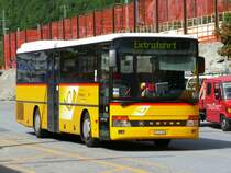 Postauto - Setra S 313 UL auf Extrafahrt bei den haltestellen vor dem Bahnhof von Brig am 11.09.2009