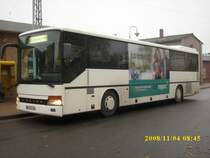 SETRA-Bus am 04.11.2008 vor dem Bahnhof in Bergen/R�gen im Schienenersatzverkehreinsatz.