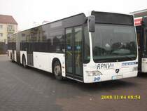 Mercedes-Gelenkbus am 04.11.2008 Morgens am Busbahanhof von Bergen/R�gen.