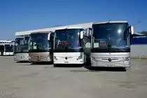 3 neue MB Tourismo und ein älterer bei Evobus in Kloten parkiert am 13.10.18.