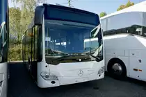 Ein neuer Weisser MB C2 K mit PostAuto Inneneinrichtumg am 13.10.18 bei Evobus in Kloten parkiert.