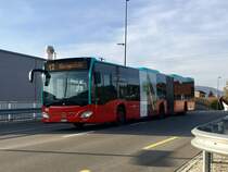Brügg BE, 18.10.2018: Immer wieder für eine Überraschung gut ist der Fahrzeugeinsatz der Verkehrsbetriebe Biel. Infolge eines Engpasses bei den 12m Wagen, kommt heute ausnahmsweise ein Gelenk Citaro auf der Autobahn-Linie 12 zum Einsatz. Auf Bild festgehalten wurde der Wagen 164 in Brügg BE kurz vor der Haltestelle „Brügg, Industriestrasse“.