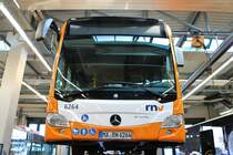 RNV Mercedes Benz Citaro 2 Wagen 6264 am 20.10.18 beim Tag der offenen Tür in Mannheim auf der Hebebühne