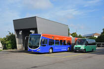 Mercedes Citaro 7053 mit der Werbung für die Cornercard und British Airways, steht zusammen mit dem Mercedes Sprinter 865 auf dem Hof der Garage Rankstrasse. Die Aufnahme stammt vom 15.09.2018.