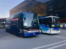 Setra 516 HD von Zerzuben und 417 UL von LLB für den Bahnersatz zwischen Visp und Täsch, am 23.10.18 auf dem Bahnhofplatz Visp