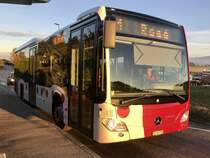 TPF MB C2 LE Ü am 23.10.18 bei der Abfahrt bei einer Haltestelle in Matran.