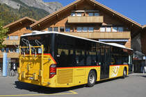 SETRA Bus der Post, auf der Linie 151, bedient die Haltestelle beim Rössliplatz. Die Aufnahme stammt vom 10.10.2018.