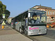 20. Oktober 2018 steht der Mercedes Integro der Firma Westrich Reisen vor dem Bahnhof Neustadt/Weinstraße.