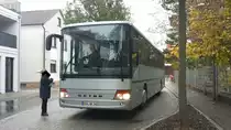 Hier ist der SÜW HF 245 von Hetzler Reisen auf der Schulbuslinie 593 nach Steinweiler unterwegs. Gesichtet am 30.10.2018 an der Grundschule in Kandel.
