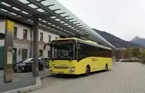 Iveco Crossway der ÖBB-Postbus GmbH (BD-15000) wartet in Landeck-Zams Bahnhof (Vorplatz) auf die Abfahrt als Kurs 260 Richtung Galtür im Paznauntal, 02.11.2018.