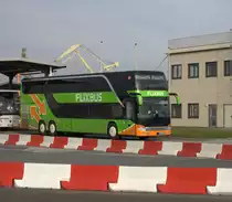 Neben zahlreichen PKW und LKW fuhr auch der Flixbus von der aus Gjedser kommenden  Fähre. Rostock Fährhafen.