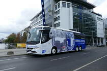 Volvo 9700 von Elb -Saale -Tourist. Der ''FC 1'' in den Farben des 1.FC Magdeburg, hier in Berlin, nahe Jannowitzbrücke im Oktober 2018.