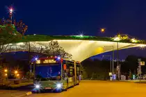 Am frühen Abend des 3.11.2018 konnte ich Wagen 344 der Aachener Straßenbahn und Energieversorgungs-AG vor dem markanten Hubschrauberlandeplatz der Aachener Uniklinik, welcher den Spitznamen  Helfende Hand  trägt, fotografisch festhalten. 