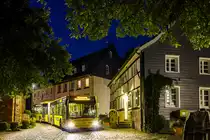 Gerade Nachtfahrten bieten spektakuläre Motive. Auf dem Rückweg vom Schienenersatzverkehr für die Linie S8 konnte ich Wagen E-MO 790 der meobus Verkehrsgesellschaft mbH, welcher früher bei der Essener Verkehrs-AG als Wagen 4512 im Einsatz war, am frühen Morgen des 27. Juni 2018 im historischen Ortskern von Haan-Gruiten fotografieren.