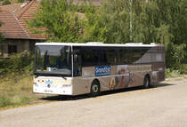 TIM = Transport interurbain de Moselle - Das Département Moselle gibt es noch, nur Lothringen (Lorraine) gehört nun zu Grand Est, dem neuen Gebilde im Norden und Osten von Frankreich. Der Mercedes-Benz Intouro von Keolis hat am Samstag keine Verkehre zu fahren und wartet vor dem Bahnhof von Bitche auf den Montag. 25.08.2018