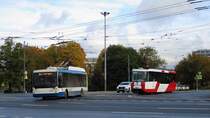 Trans-Alfa O-Bus Nr. 1330 und Straßenbahnwagen Nr. 1371 in St. Petersburg am Moskauer Tor, 15.10.2017