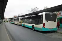 Stadtverkehr Maintal Mercedes Benz Citaro 2 Wagen 230 am 01.12.18 in Frankfurt am Main Enkheim und weiter vorne Wagen 227. Im Jahr 2019 kommen noch mehr C2er die dann die C1 Facelift ablösen werden