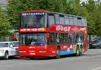 Helsinki Red Busses City Tour /FIN, mit einem Neoplan 4026/3, Helsinki im August 2017.