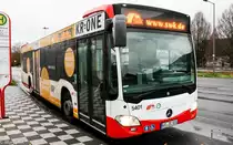 Ein Mercedes Benz O530 der 2. Generation von der SWK (Stadtwerke Krefeld) mit der Wagennummer 5401 („Krone“-Werbung) am Krefelder Hauptbahnhof Süd. | Dezember 2018