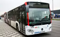 Das Neueste vom Neuen besitzt nun auch die Stadtwerke Krefeld. Dieser MB O530G C2 Hybrid der neusten Generation mit der Wagennummer 5675, konnte an der Haltestelle Edelstahlwerk Tor 3 aufgenommen werden. | Dezember 2018
