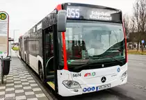 Das Neueste vom Neuen besitzt nun auch die Stadtwerke Krefeld. Dieser MB O530G C2 Hybrid der neusten Generation mit der Wagennummer 5674, der seit fast zwei Wochen im Dienst ist, konnte an der Haltestelle Edelstahlwerk Tor 3 aufgenommen werden. | Dezember 2018