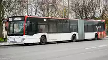 Das Neueste vom Neuen besitzt nun auch die Stadtwerke Krefeld. Dieser MB O530G C2 Hybrid der neusten Generation mit der Wagennummer 5674, der seit fast zwei Wochen im Dienst ist, konnte an der Haltestelle Edelstahlwerk Tor 3 aufgenommen werden. | Dezember 2018