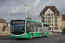 Mercedes Citaro 7028, auf der Linie 38, überquert die Mittlere Rheinbrücke. Die Aufnahme stammt vom 04.12.2018.