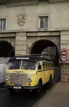In der Vorweihnachtszeit verkehren zwischen Steyr und Christkindl täglich Nostalgiebusse, hier durchfährt der Steyr Diesel 480 PT 480 am 07.12.2018 das Steyrer Neutor