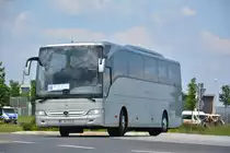 Am 04.06.2016 fährt B-MB 9881 auf der ILA-Shuttle Linie S zwischen dem ILA-Gelände und Bahnhof Schönefeld. Aufgenommen wurde ein Mercedes Benz Tourismo.