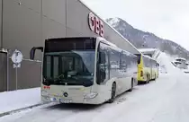 Mercedes-Benz O 530 III (Citaro II) in Sandquarz-Lackierung (BD-13725) vor dem Bahnhof St. Anton/Arlberg abgestellt, 16.12.2018.