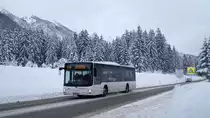 MAN Lion's City in der neuen weißen Lackierung von Postbus (BD-15103) im Schibusbetrieb auf der Linie 7/8 Richtung St. Anton am Arlberg, aufgenommen nahe St. Jakob am Arlberg auf der B 197. 16.12.2018.