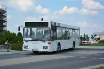 Am 04.06.2016 fährt B-CM 366 für die ILA 2016 auf der ILA Sonderlinie R zwischen U-Bahnhof Rudow und ILA-Gelände. Aufgenommen wurde ein Mercedes Benz O 405N.