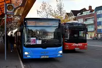 Wagen 6350 der Verkehrsbetriebe Weilke aus Greven steht am 17.11.2017 am Bahnhof Emsdetten. Wegen Bauarbeiten fielen zahlreiche Züge aus, deshalb gab es diesen Schienenersatzverkehr zu bewundern. Der Bus ersetzt den RE7 nach Rheine (offiziell eigentlich kein Hbf). Ein weiterer Lion's City des Verkehrsbetriebs Schäpers wartete daneben auf neue Aufgaben.