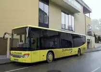 Setra S 415 LE business der Zillertalbahn (SZ-626KI) vor dem Einkaufszentrum  Stadtgalerien  in Schwaz, 21.12.2018.